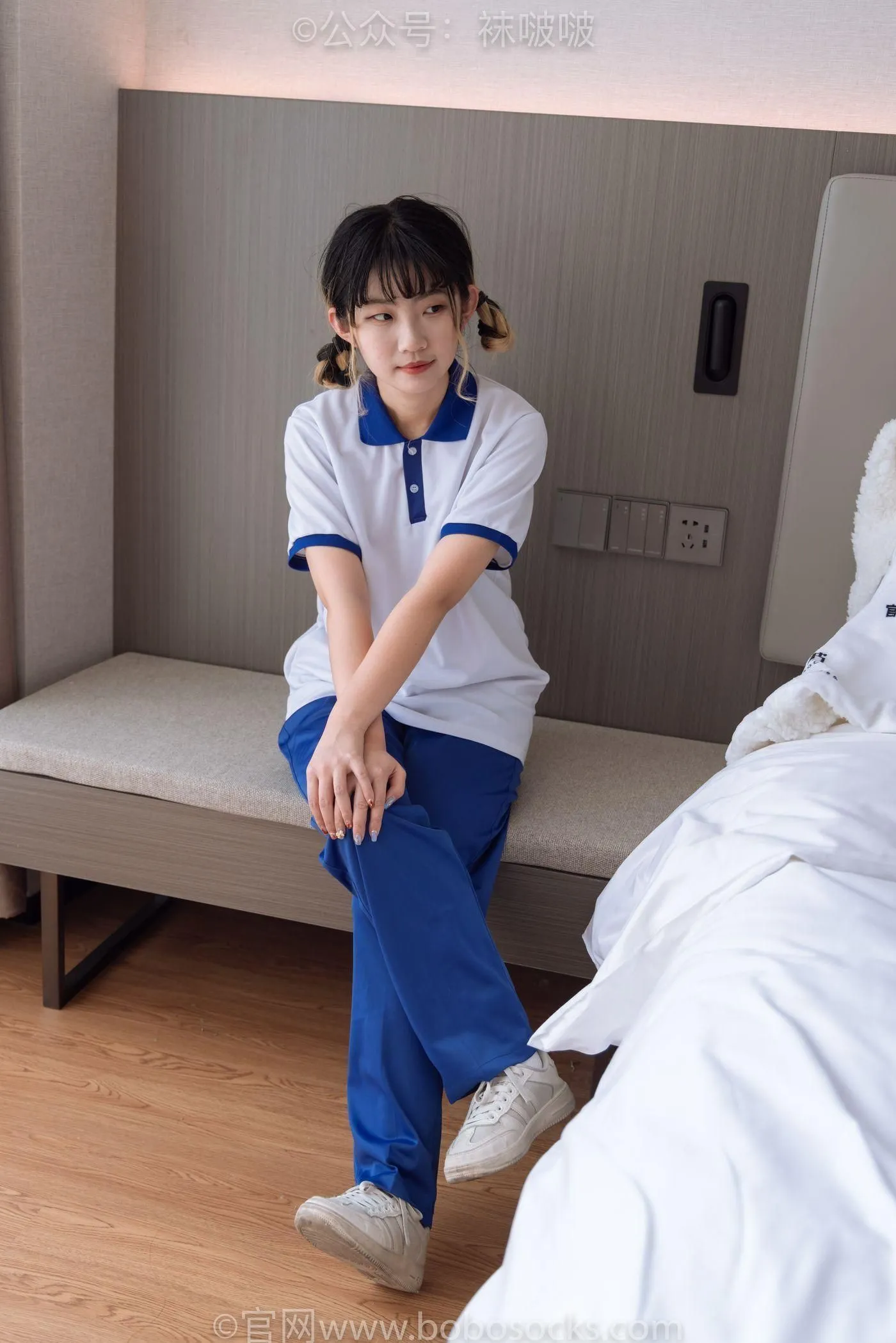 [BoBoSocks袜啵啵]NO.042 砂糖-校服、板鞋、白棉袜、油亮白丝 [139P]插图5